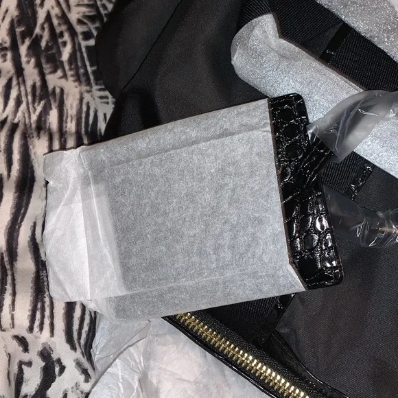💐HOST PICK!💐NWT Victoria’s Secret Getaway Black Weekender Bag - Picture 9 of 10